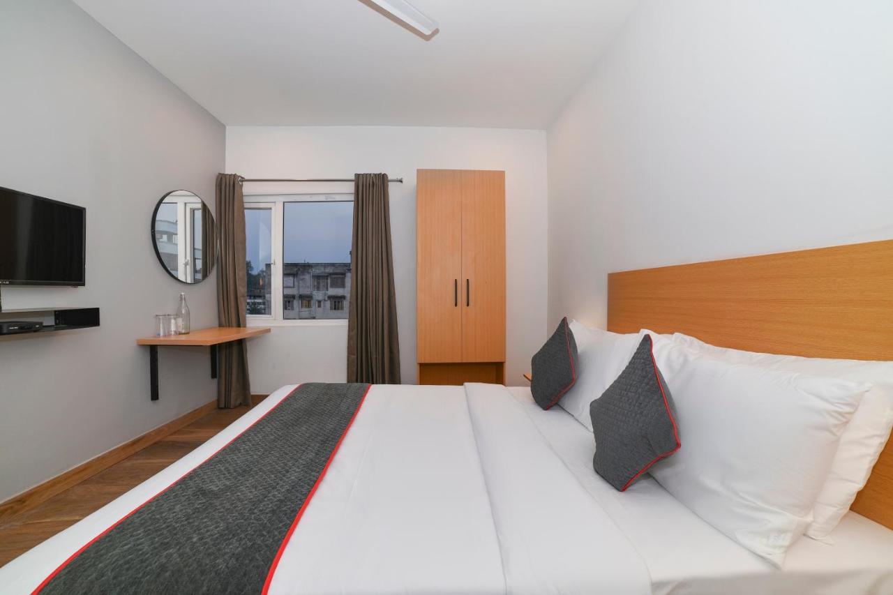 Vaccinated Staff- Oyo Townhouse 384 Nk Hotels Dispur Экстерьер фото